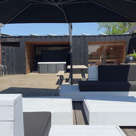 Puur Eastermar - Monumentaal, Authentiek En Luxe Koetshuis Aan Open Vaarwater Met Jacuzzi En Sauna Oostermeer Exteriör bild