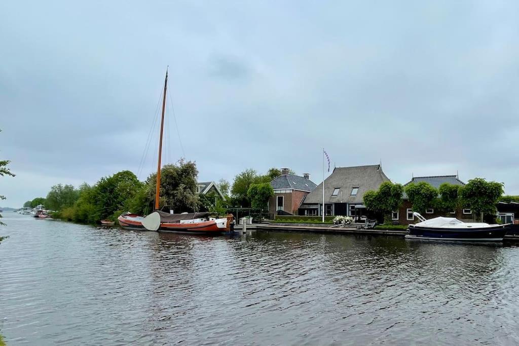 Puur Eastermar - Monumentaal, Authentiek En Luxe Koetshuis Aan Open Vaarwater Met Jacuzzi En Sauna Oostermeer Exteriör bild