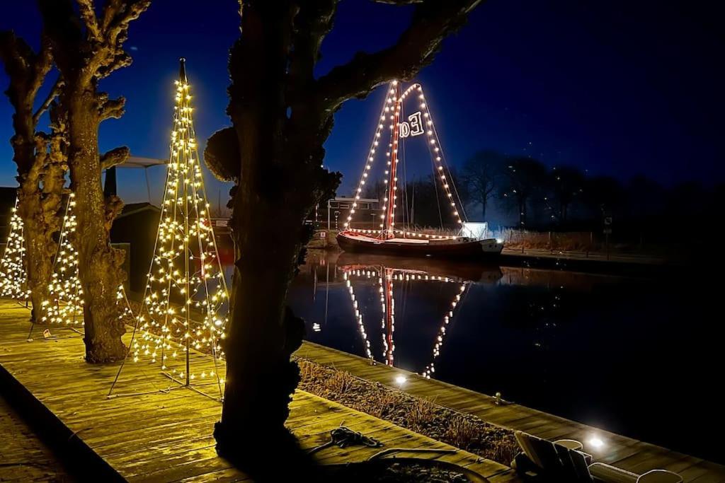 Puur Eastermar - Monumentaal, Authentiek En Luxe Koetshuis Aan Open Vaarwater Met Jacuzzi En Sauna Oostermeer Exteriör bild
