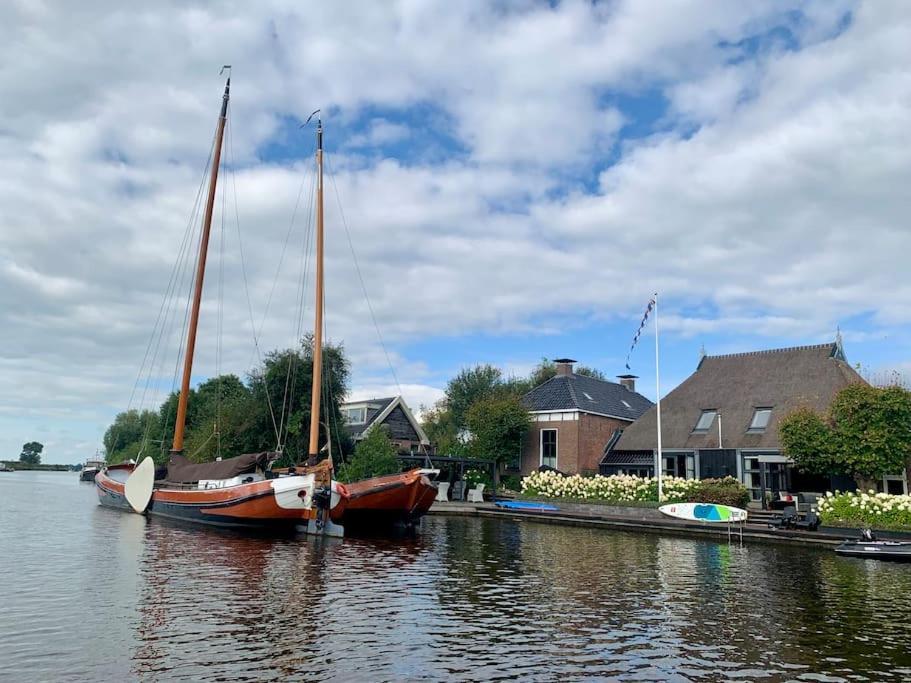 Puur Eastermar - Monumentaal, Authentiek En Luxe Koetshuis Aan Open Vaarwater Met Jacuzzi En Sauna Oostermeer Exteriör bild