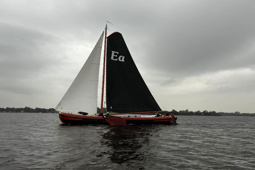 Puur Eastermar - Monumentaal, Authentiek En Luxe Koetshuis Aan Open Vaarwater Met Jacuzzi En Sauna Oostermeer Exteriör bild