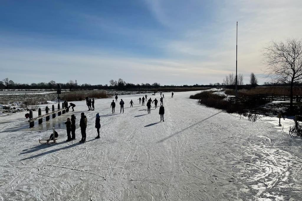 Puur Eastermar - Monumentaal, Authentiek En Luxe Koetshuis Aan Open Vaarwater Met Jacuzzi En Sauna Oostermeer Exteriör bild