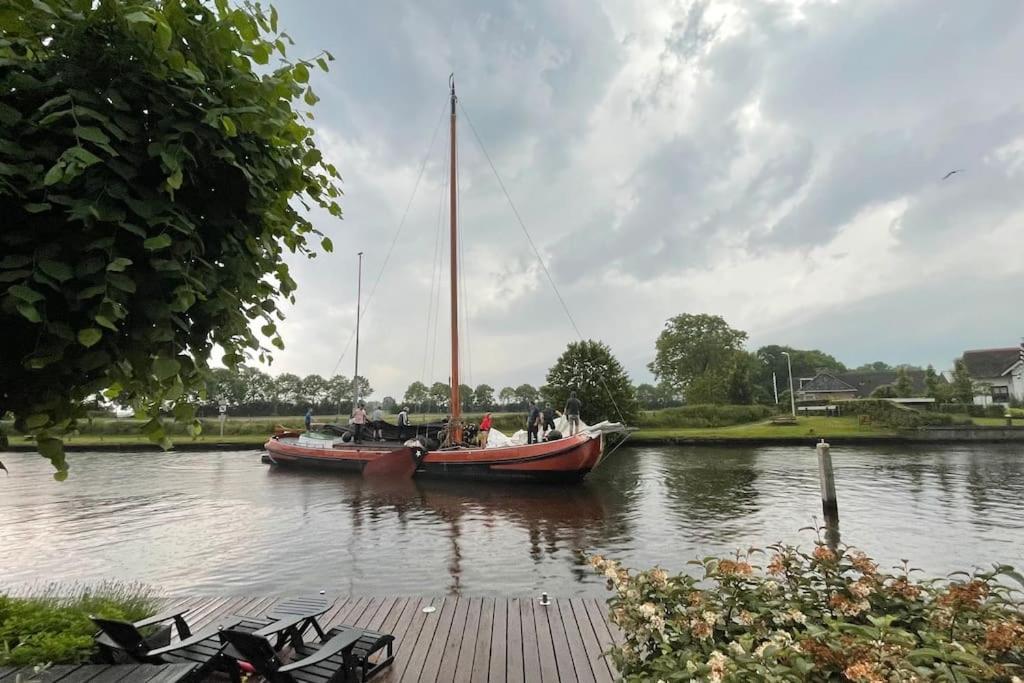 Puur Eastermar - Monumentaal, Authentiek En Luxe Koetshuis Aan Open Vaarwater Met Jacuzzi En Sauna Oostermeer Exteriör bild