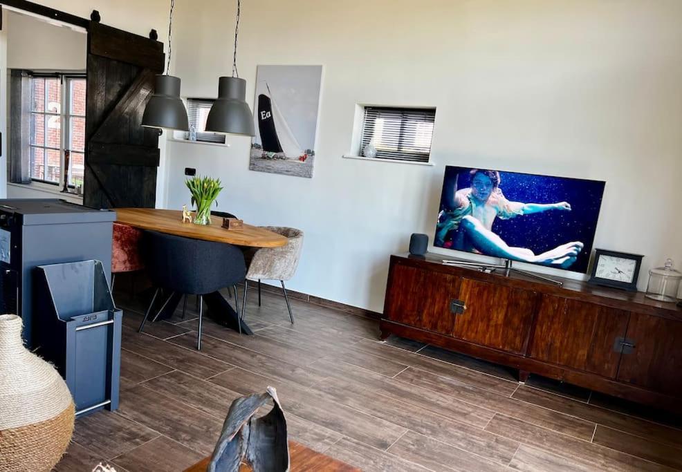 Puur Eastermar - Monumentaal, Authentiek En Luxe Koetshuis Aan Open Vaarwater Met Jacuzzi En Sauna Oostermeer Exteriör bild