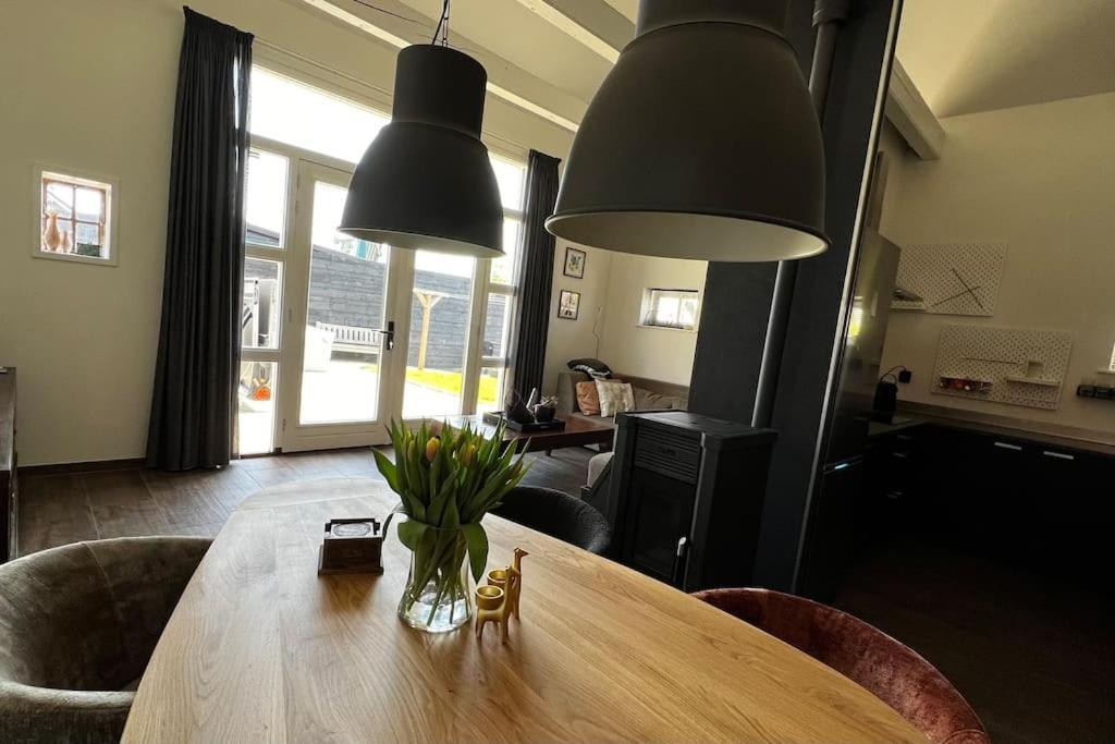 Puur Eastermar - Monumentaal, Authentiek En Luxe Koetshuis Aan Open Vaarwater Met Jacuzzi En Sauna Oostermeer Exteriör bild