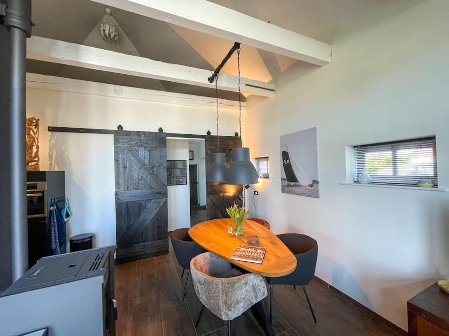 Puur Eastermar - Monumentaal, Authentiek En Luxe Koetshuis Aan Open Vaarwater Met Jacuzzi En Sauna Oostermeer Exteriör bild