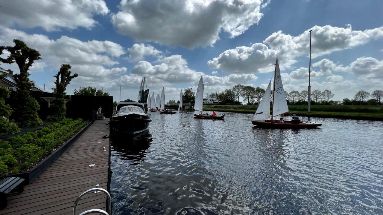 Puur Eastermar - Monumentaal, Authentiek En Luxe Koetshuis Aan Open Vaarwater Met Jacuzzi En Sauna Oostermeer Exteriör bild