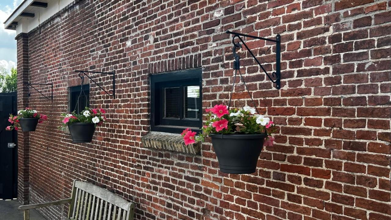 Puur Eastermar - Monumentaal, Authentiek En Luxe Koetshuis Aan Open Vaarwater Met Jacuzzi En Sauna Oostermeer Exteriör bild