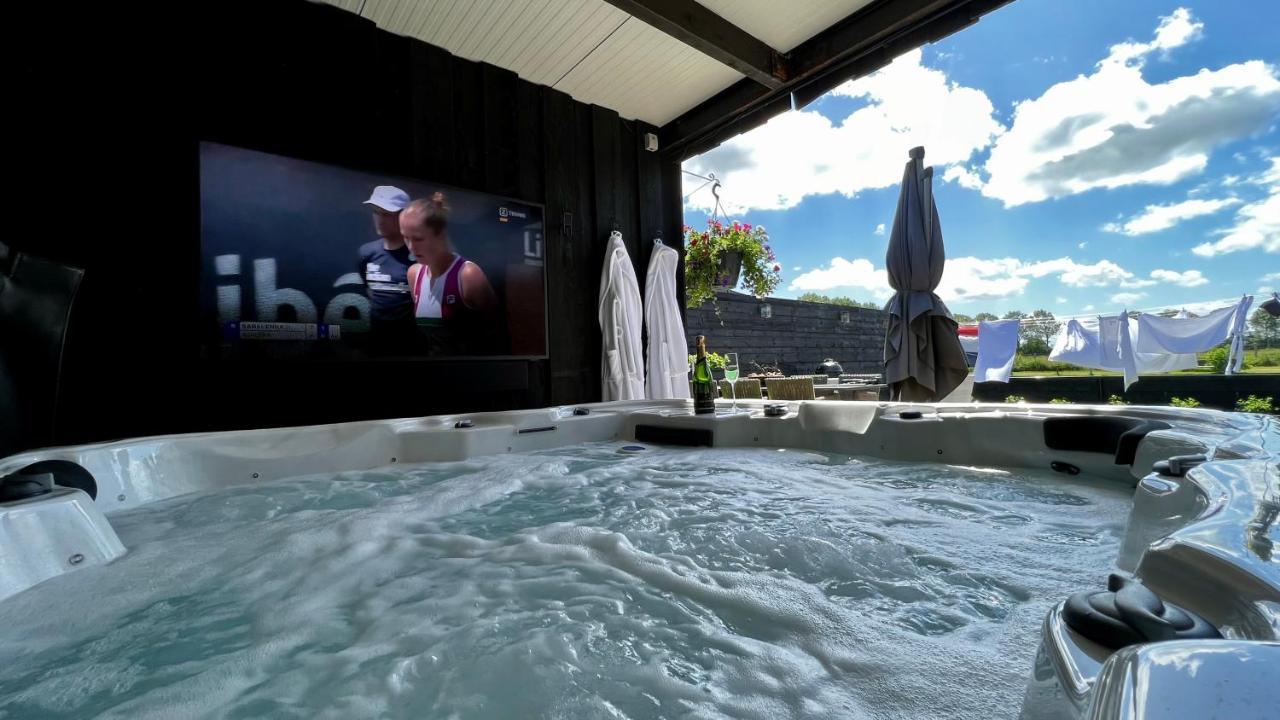 Puur Eastermar - Monumentaal, Authentiek En Luxe Koetshuis Aan Open Vaarwater Met Jacuzzi En Sauna Oostermeer Exteriör bild