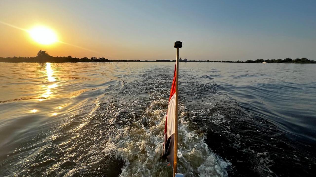 Puur Eastermar - Monumentaal, Authentiek En Luxe Koetshuis Aan Open Vaarwater Met Jacuzzi En Sauna Oostermeer Exteriör bild