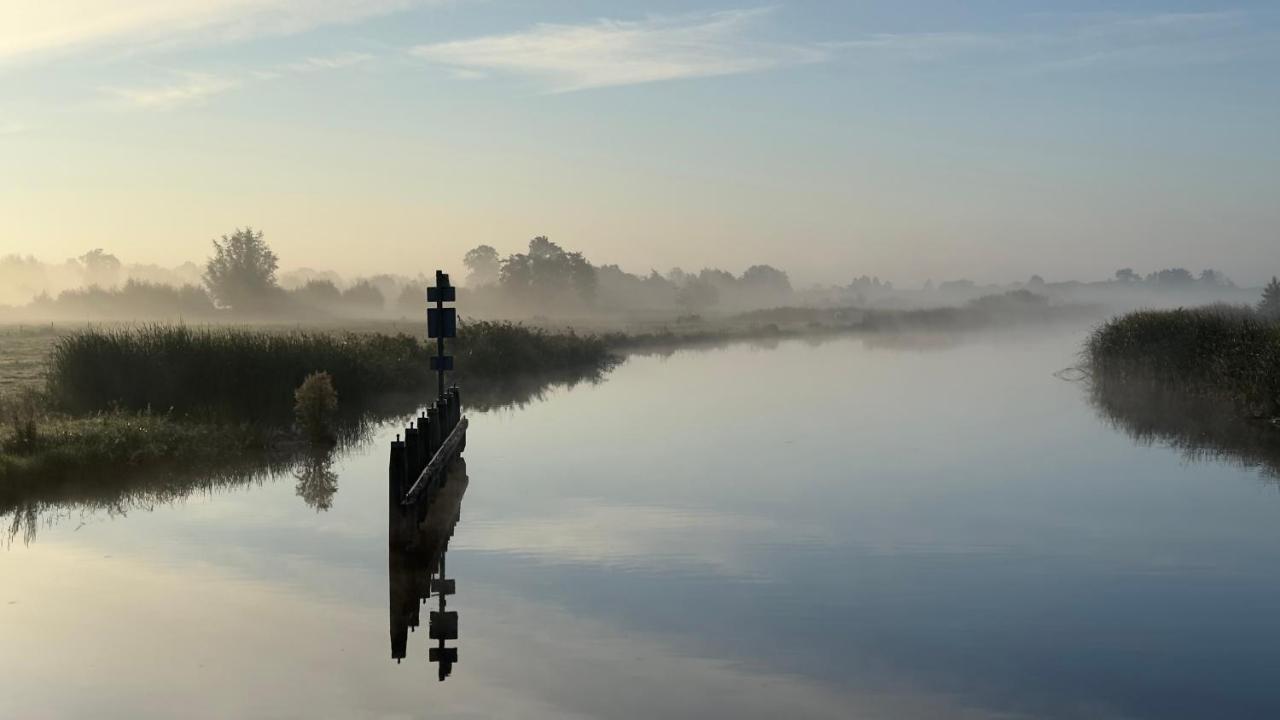 Puur Eastermar - Monumentaal, Authentiek En Luxe Koetshuis Aan Open Vaarwater Met Jacuzzi En Sauna Oostermeer Exteriör bild