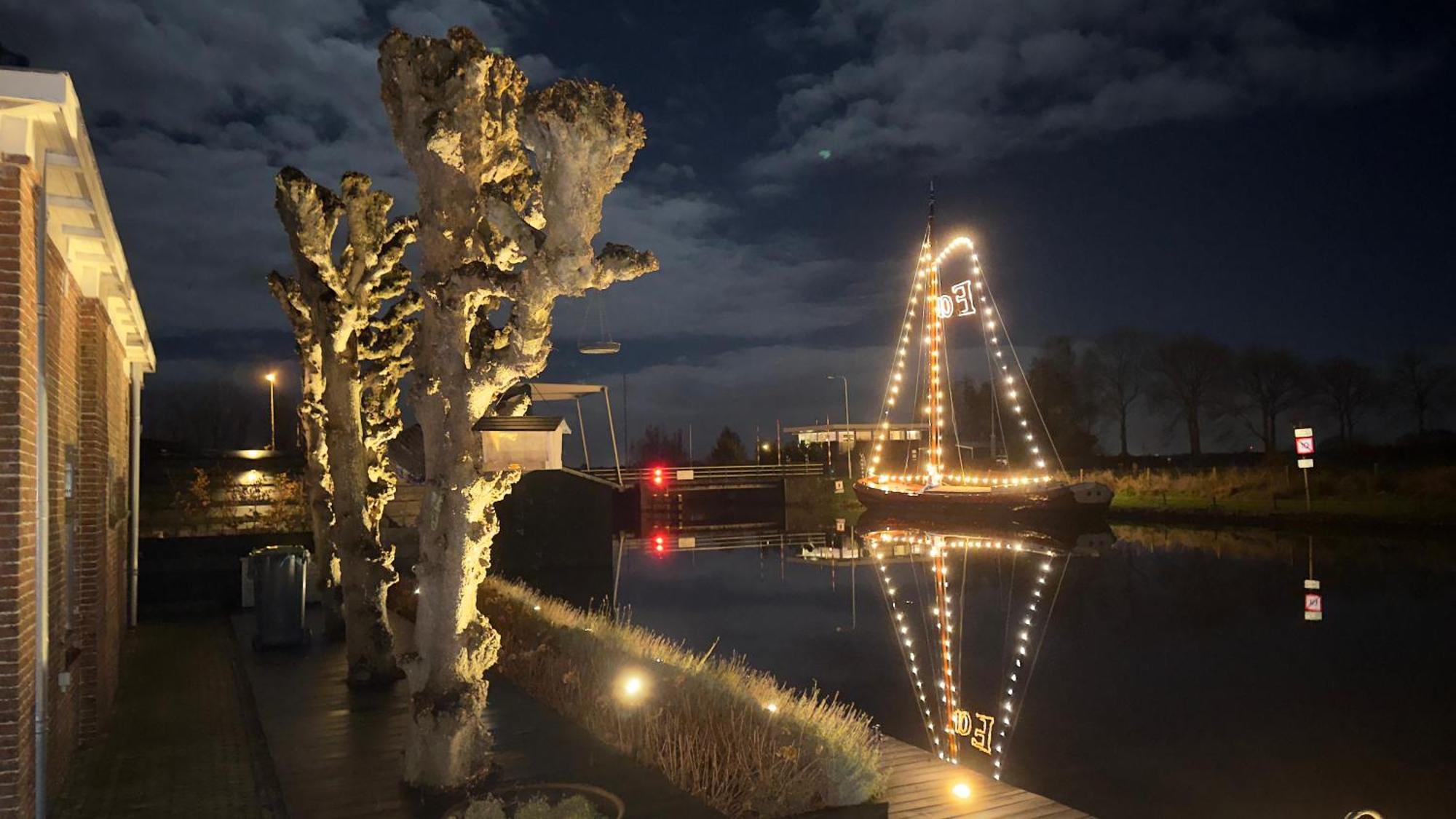 Puur Eastermar - Monumentaal, Authentiek En Luxe Koetshuis Aan Open Vaarwater Met Jacuzzi En Sauna Oostermeer Exteriör bild