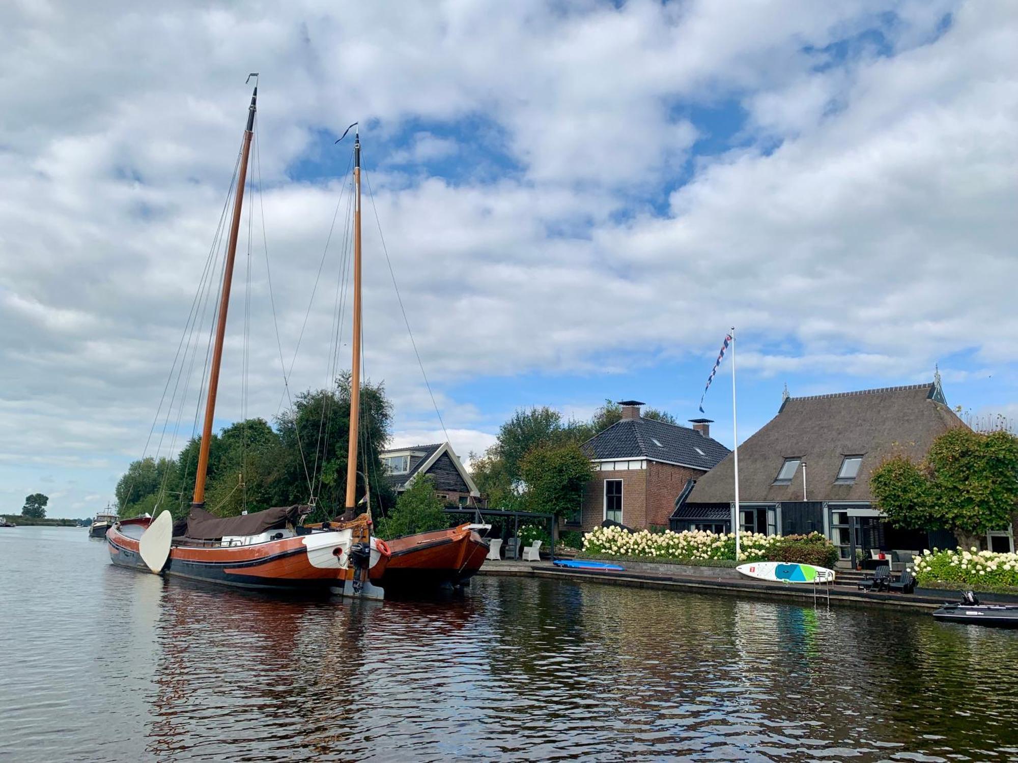 Puur Eastermar - Monumentaal, Authentiek En Luxe Koetshuis Aan Open Vaarwater Met Jacuzzi En Sauna Oostermeer Exteriör bild
