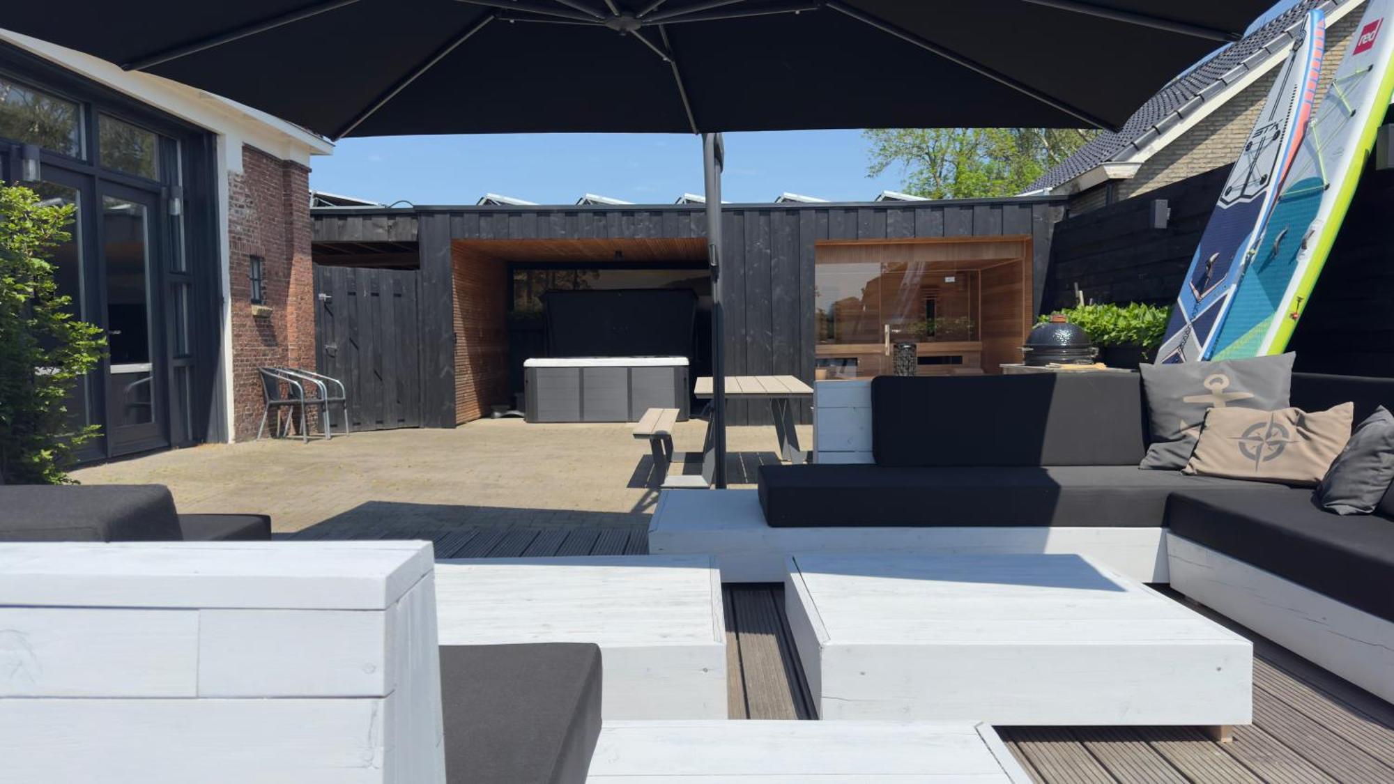 Puur Eastermar - Monumentaal, Authentiek En Luxe Koetshuis Aan Open Vaarwater Met Jacuzzi En Sauna Oostermeer Exteriör bild
