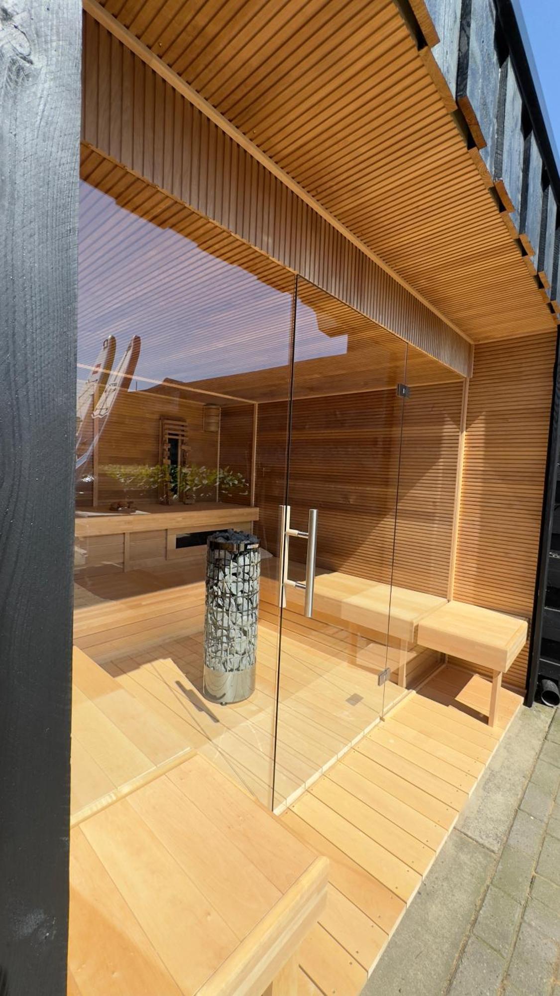 Puur Eastermar - Monumentaal, Authentiek En Luxe Koetshuis Aan Open Vaarwater Met Jacuzzi En Sauna Oostermeer Exteriör bild