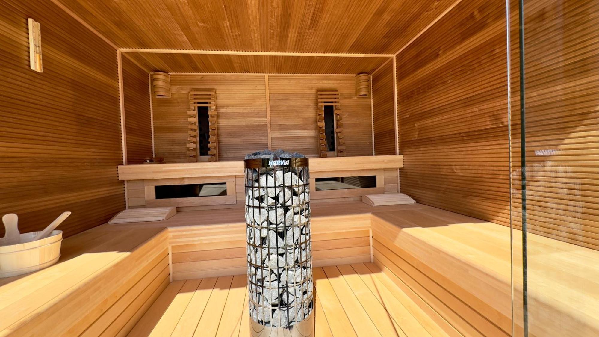 Puur Eastermar - Monumentaal, Authentiek En Luxe Koetshuis Aan Open Vaarwater Met Jacuzzi En Sauna Oostermeer Exteriör bild